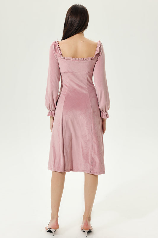 Vestido midi plisado de terciopelo con escote en forma de corazón y hebilla