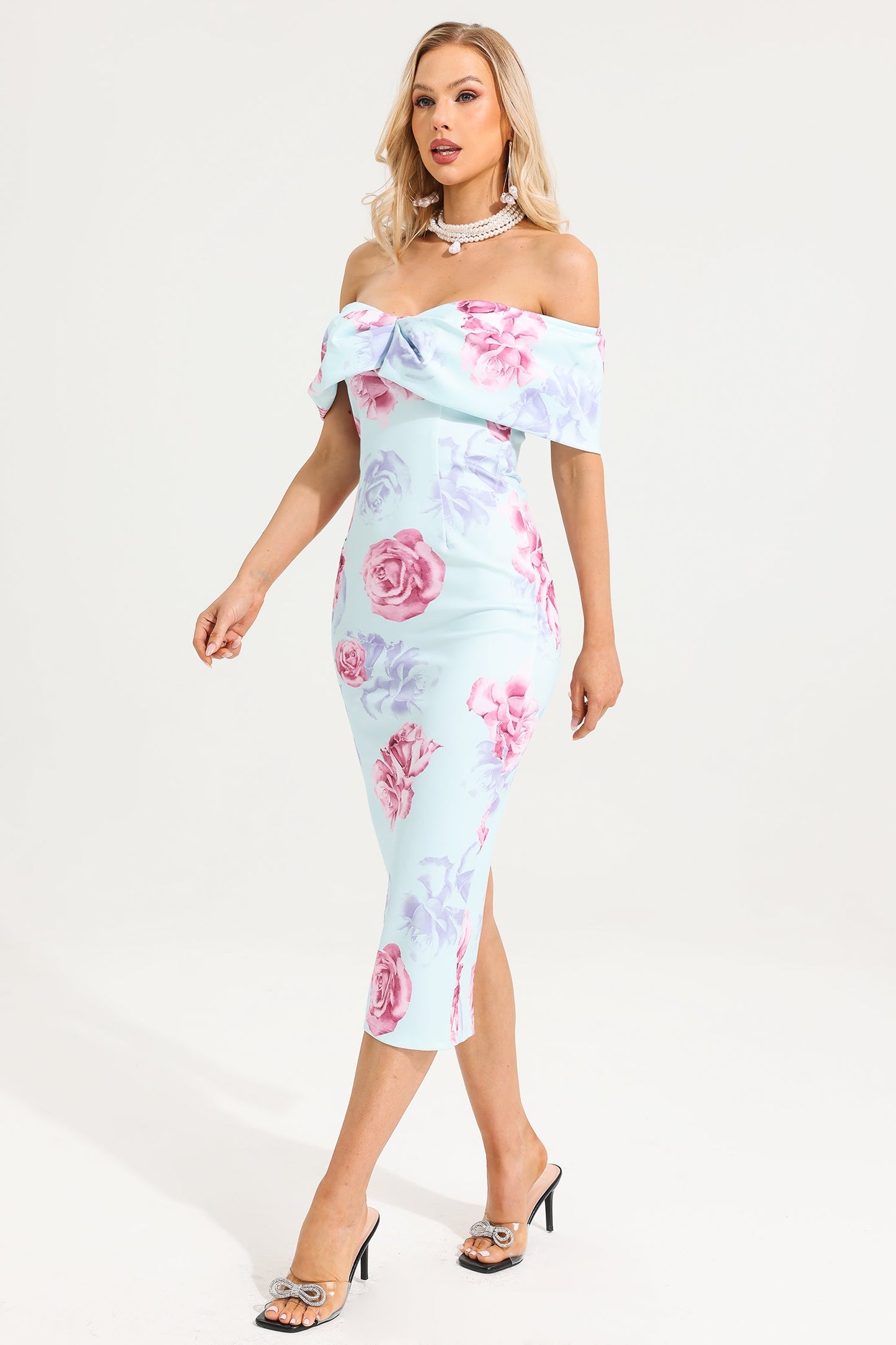 Vestido midi ajustado con hombros descubiertos y estampado floral