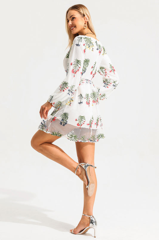 Vestido mini con cuello en V y mangas farol con bordado floral