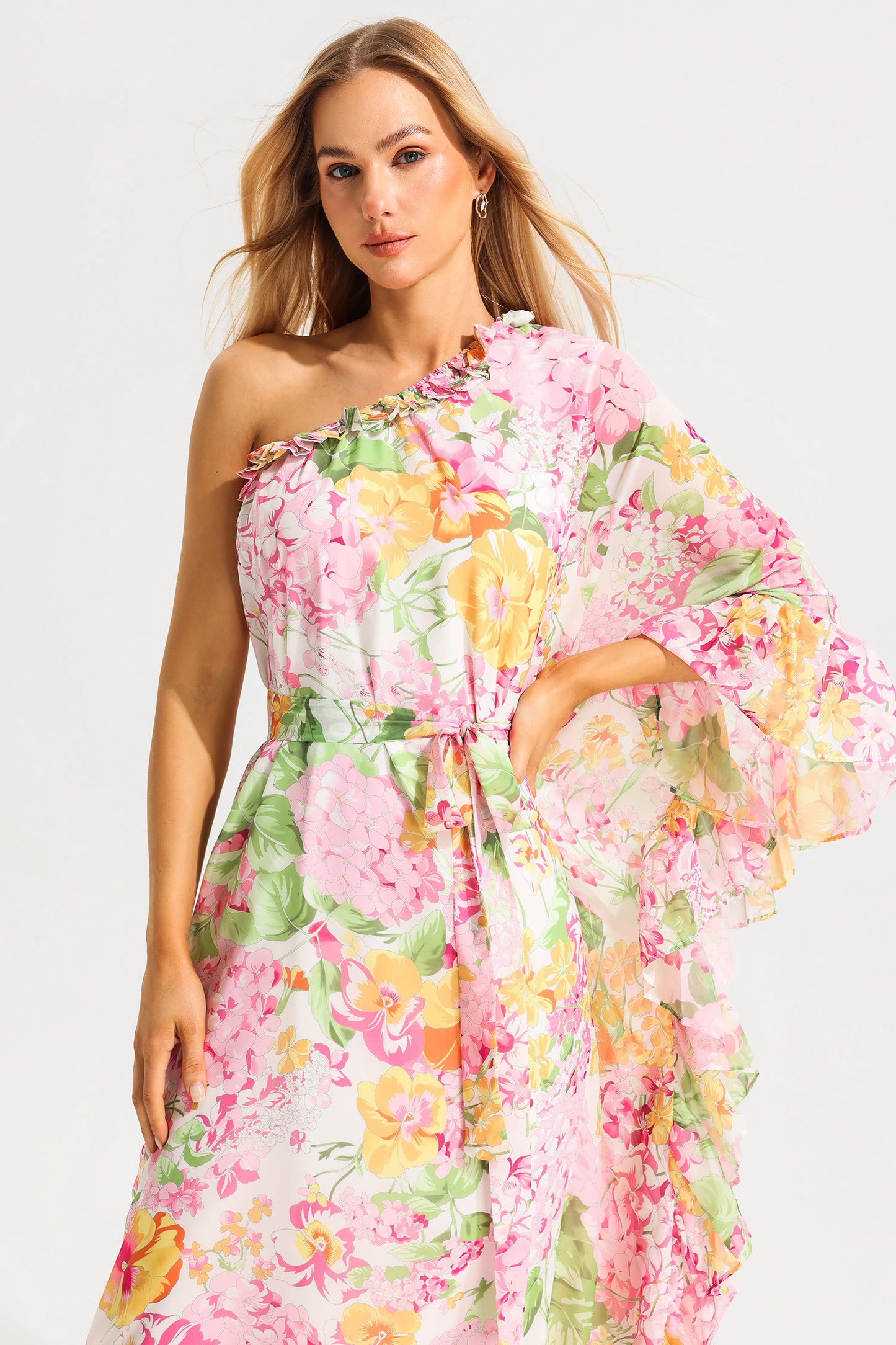 Vestido midi asimétrico de un solo hombro con volantes florales
