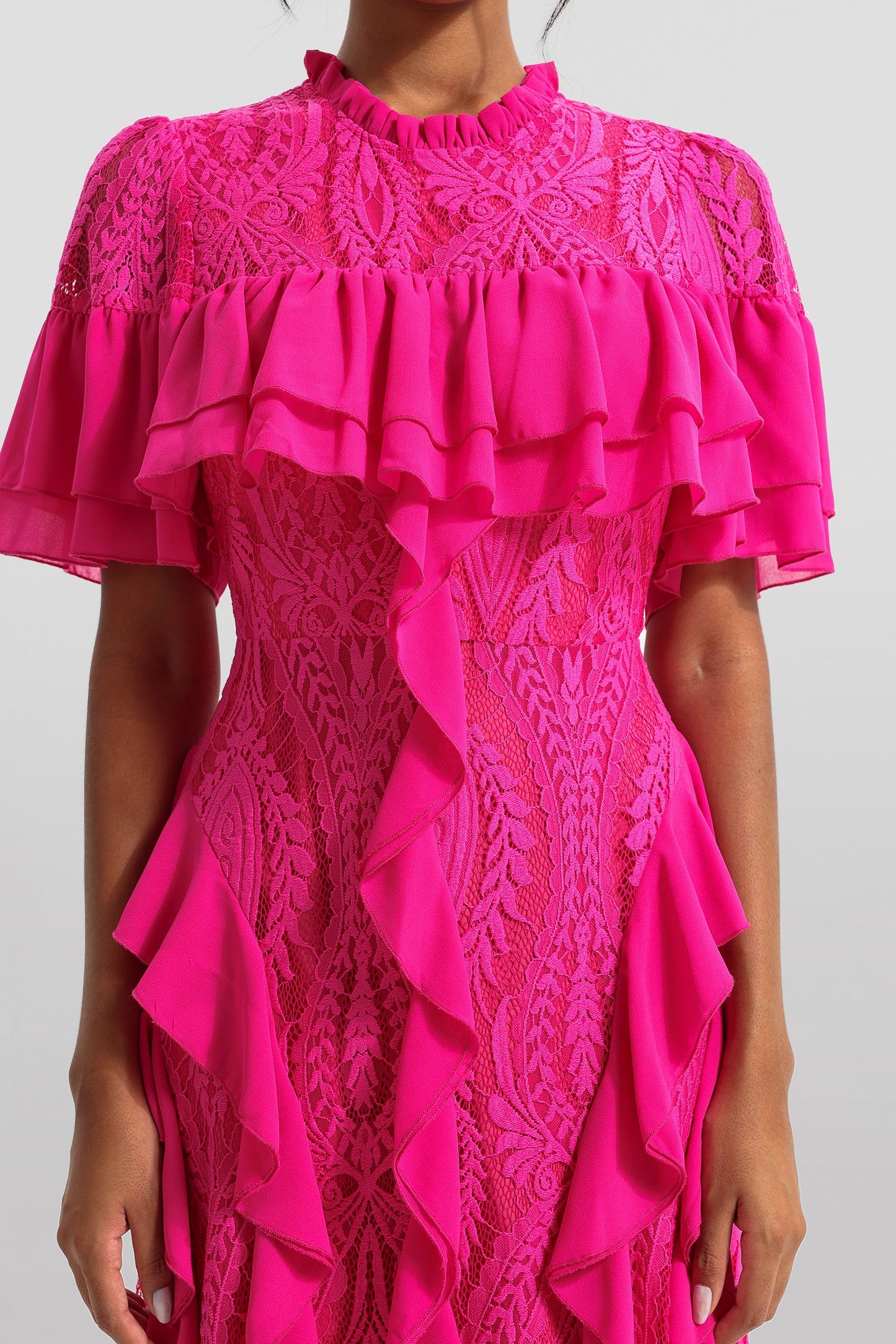 Vestido midi de encaje liso con volantes
