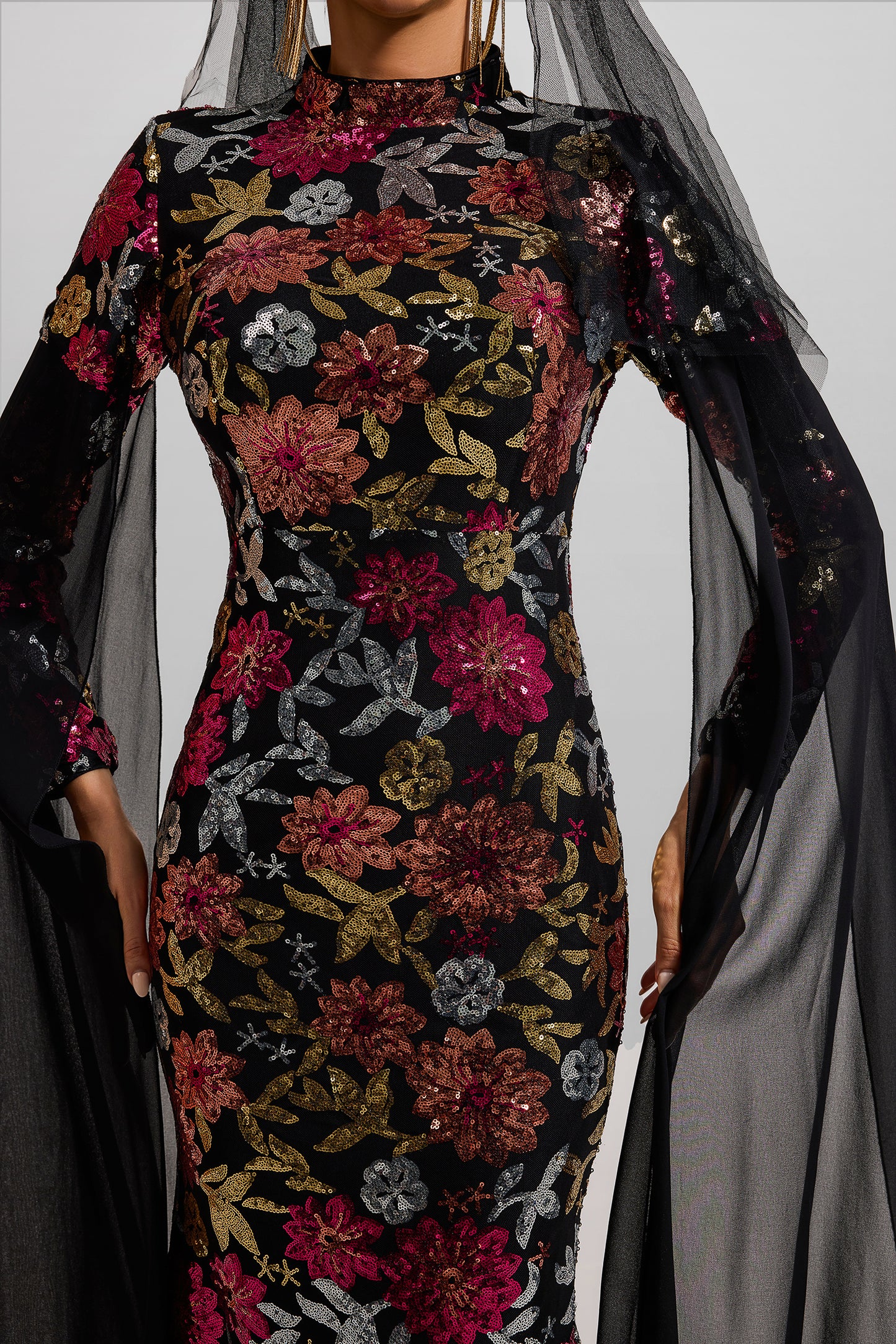 Vestido largo de manga larga con cuello redondo y lentejuelas
