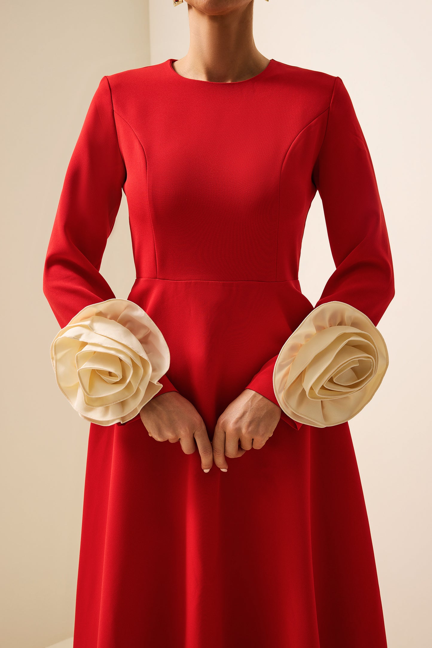 Vestido midi de manga larga con cuello redondo y flores 3D