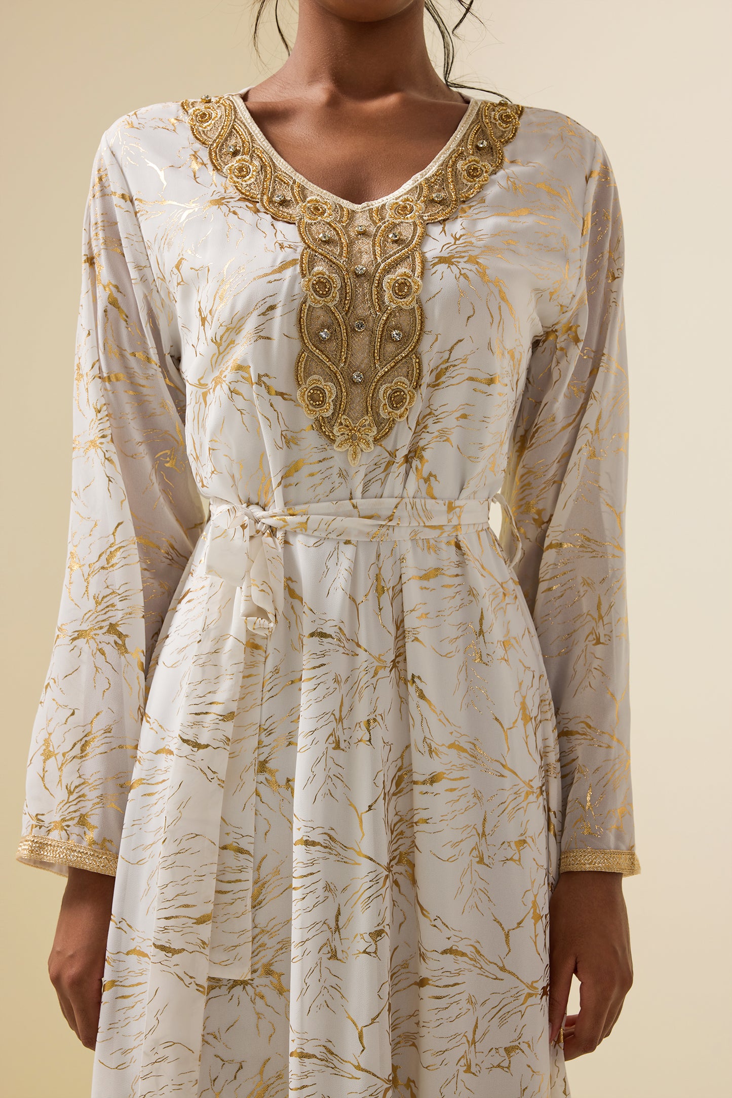 Vestido midi con estampado abstracto y lámina dorada