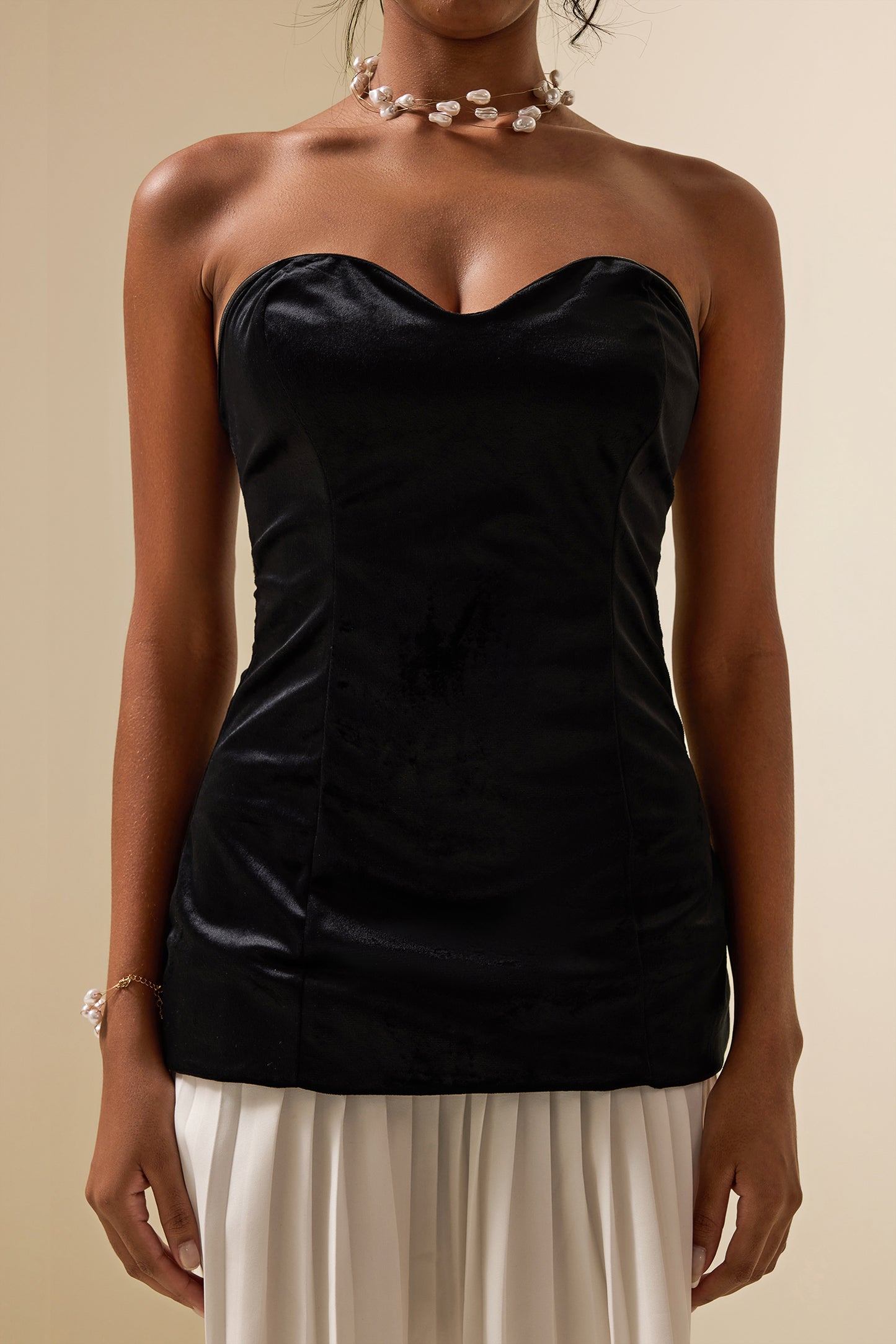 Minivestido sin tirantes con pliegues de terciopelo
