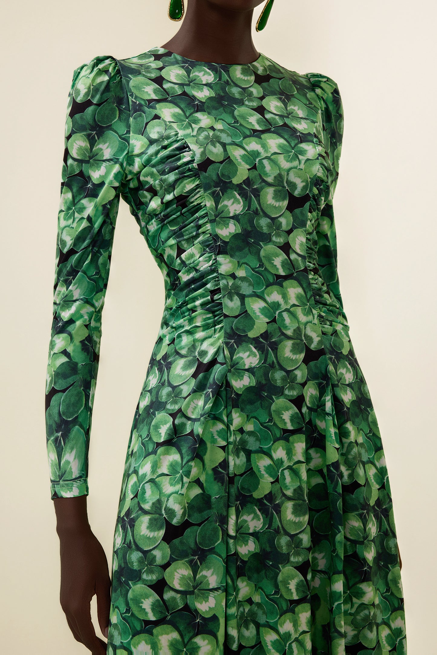 Vestido largo de cuello redondo y manga larga con estampado botánico