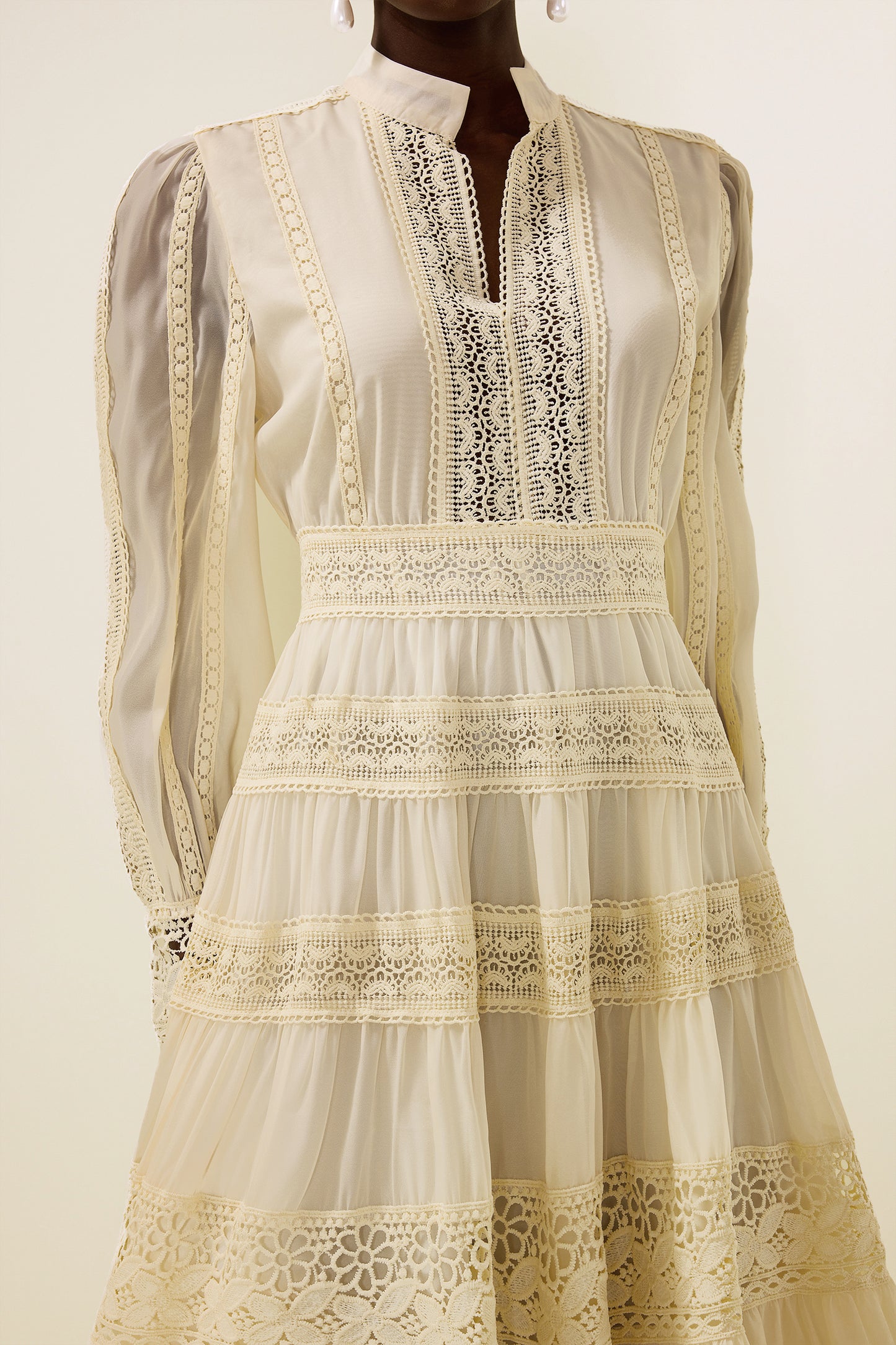 Vestido midi con mangas farol y bordado de encaje