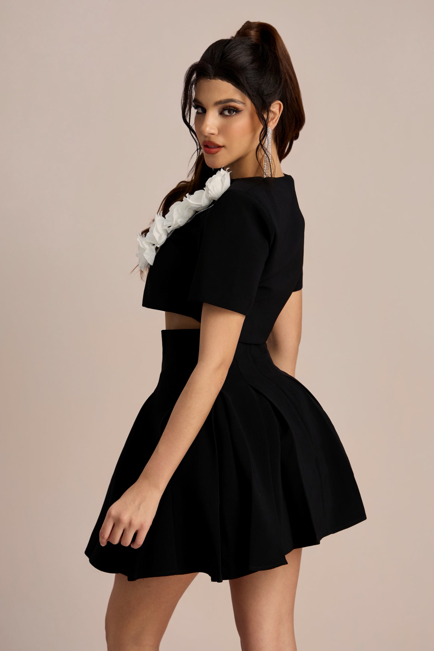 Conjunto adornado con rosas de Selena
