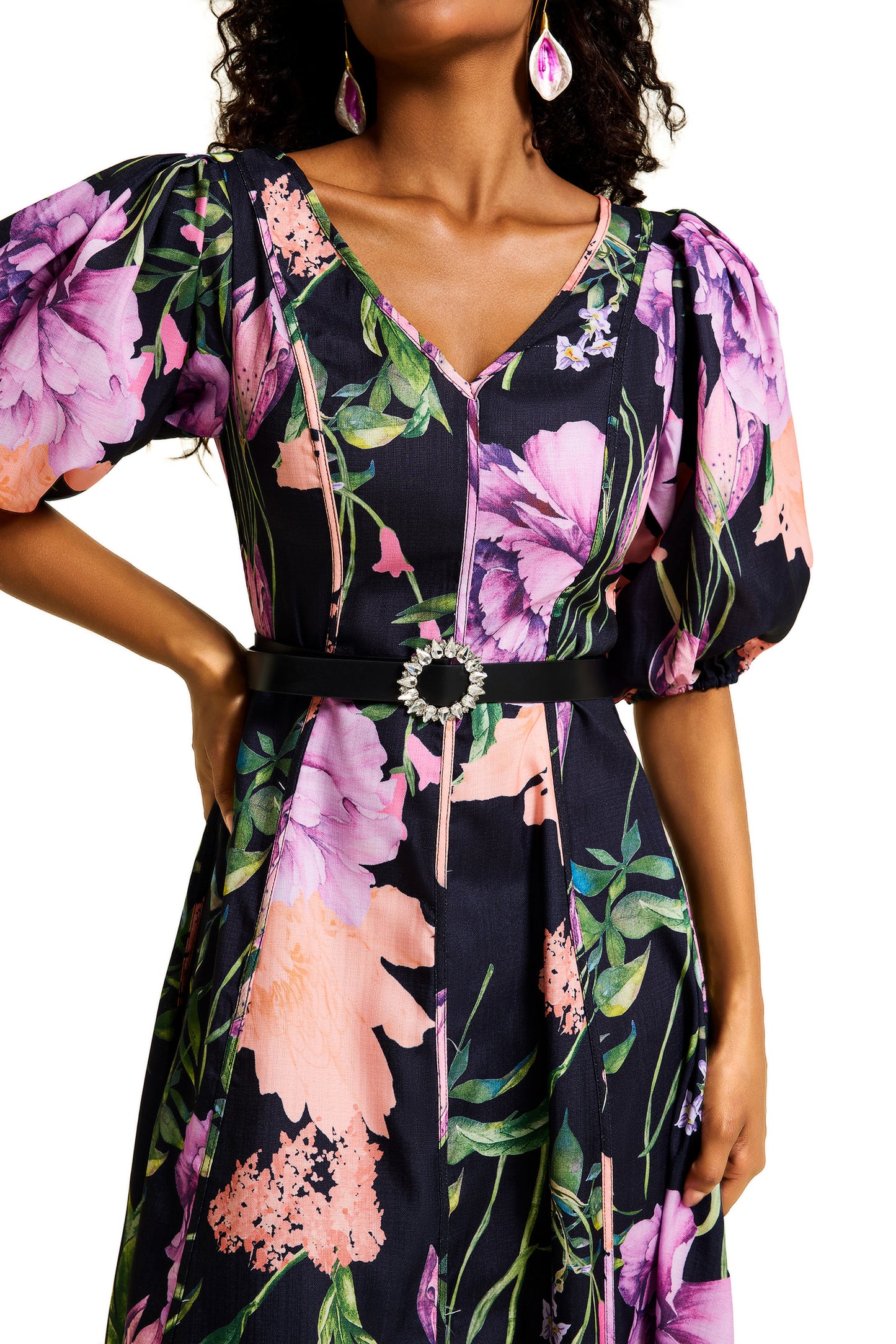 Vestido midi floral con escote en V y cinturón