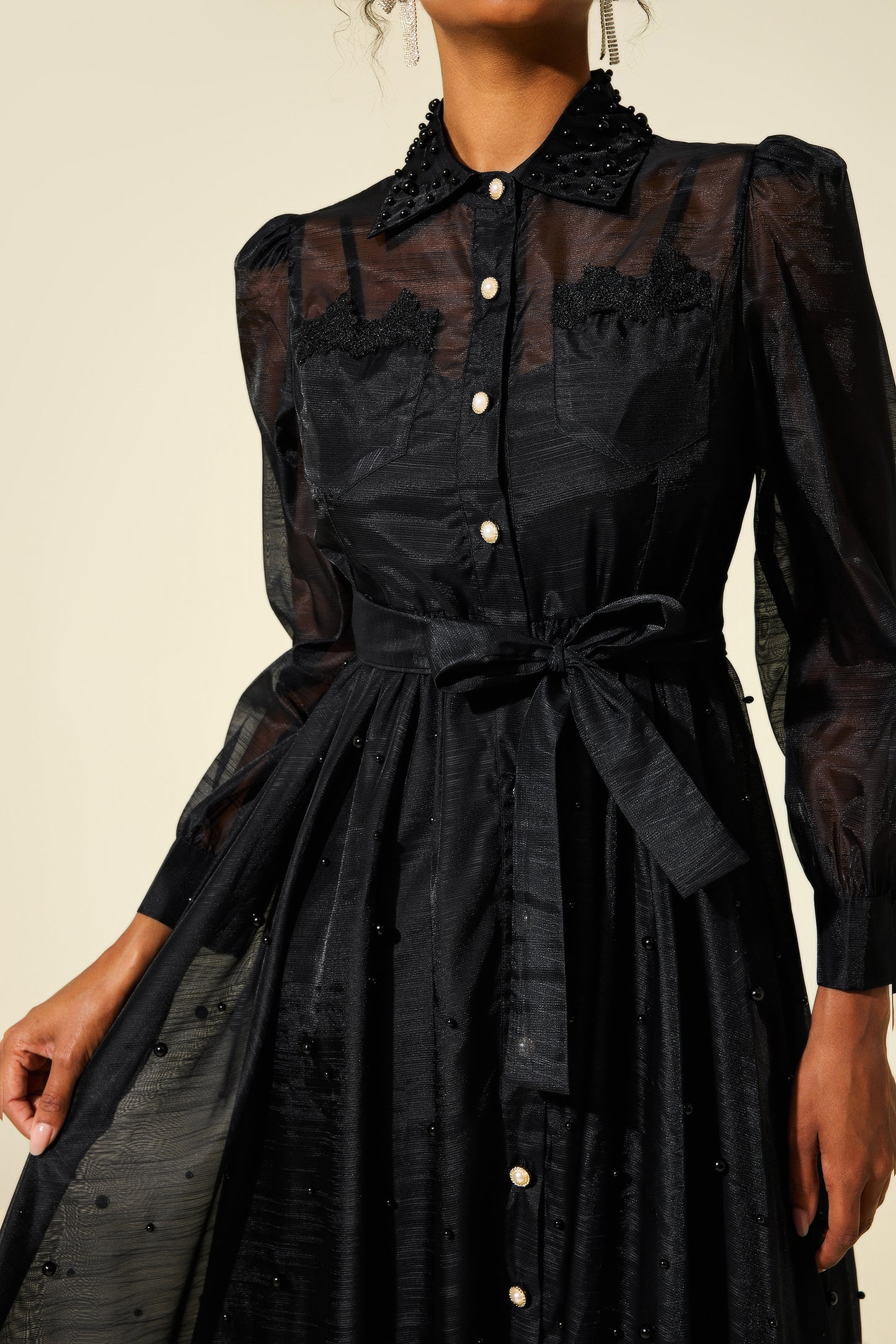 Vestido midi de manga larga con cuello camisero y perlas sintéticas