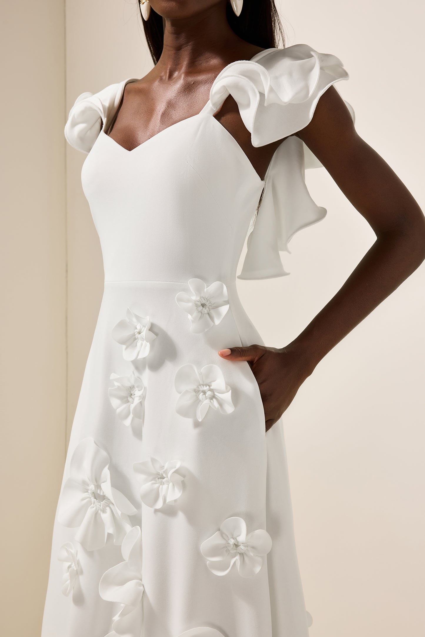Vestido largo sin mangas con volantes y flores 3D