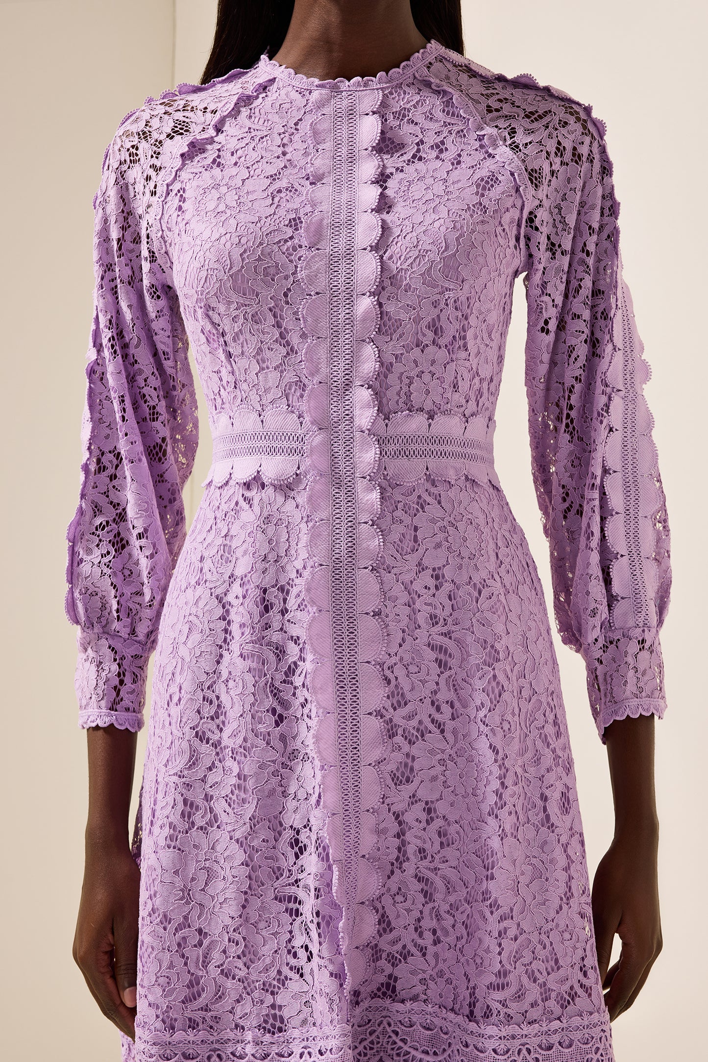 Vestido midi con volantes bordados de color liso