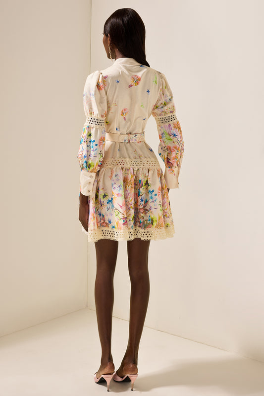 Minivestido con encaje floral y cinturón