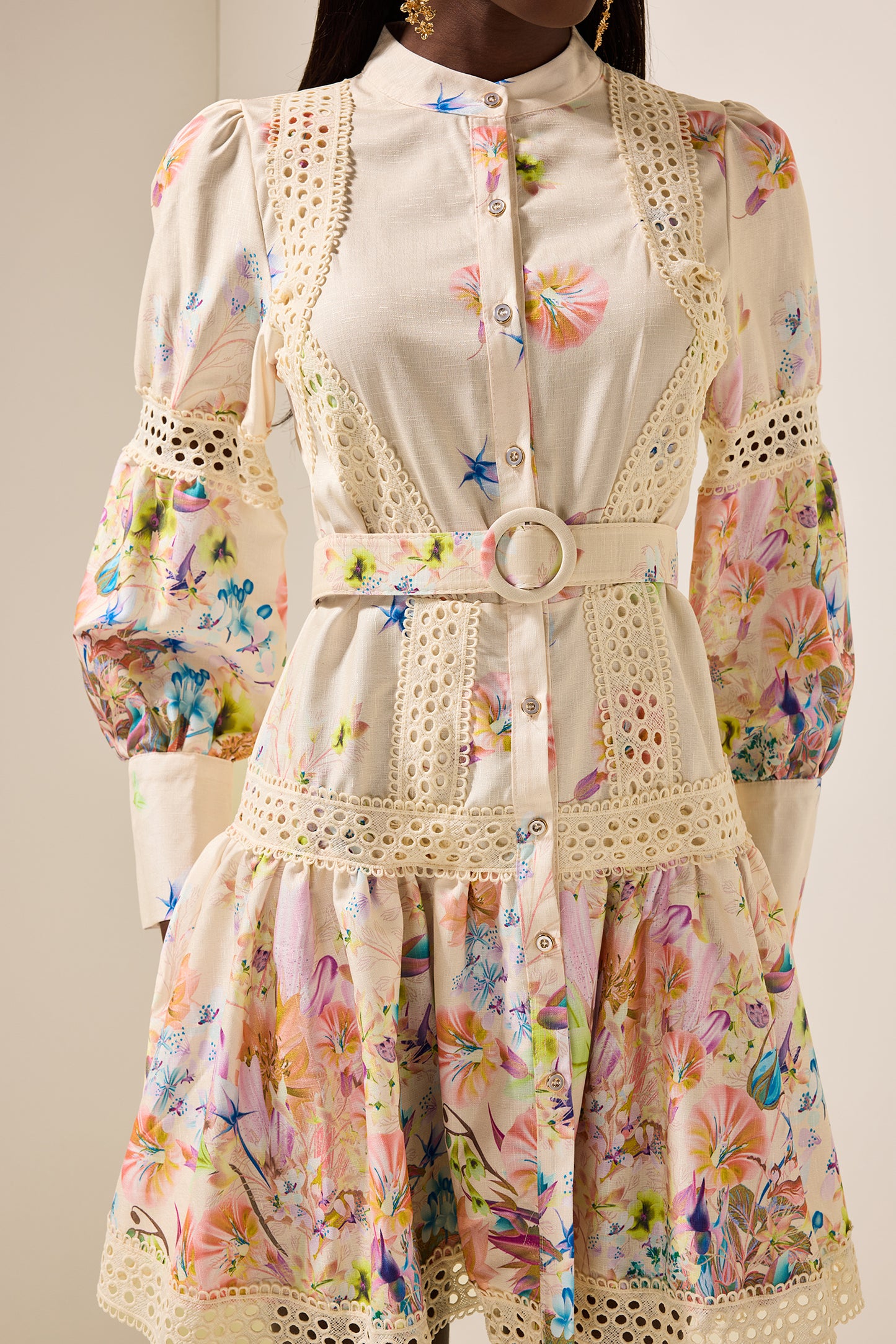 Minivestido con encaje floral y cinturón