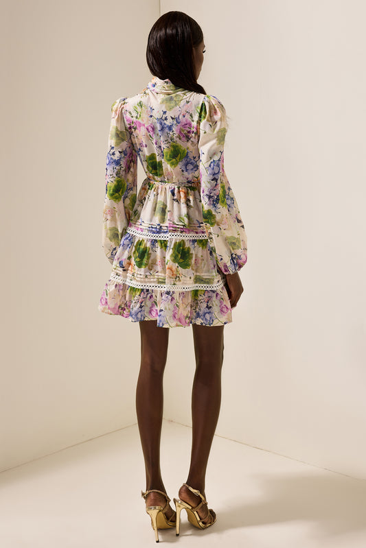 Vestido mini floral de manga larga con cuello alto