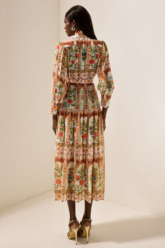 Vestido midi con cuello alto y estampado de palacio con cinturón