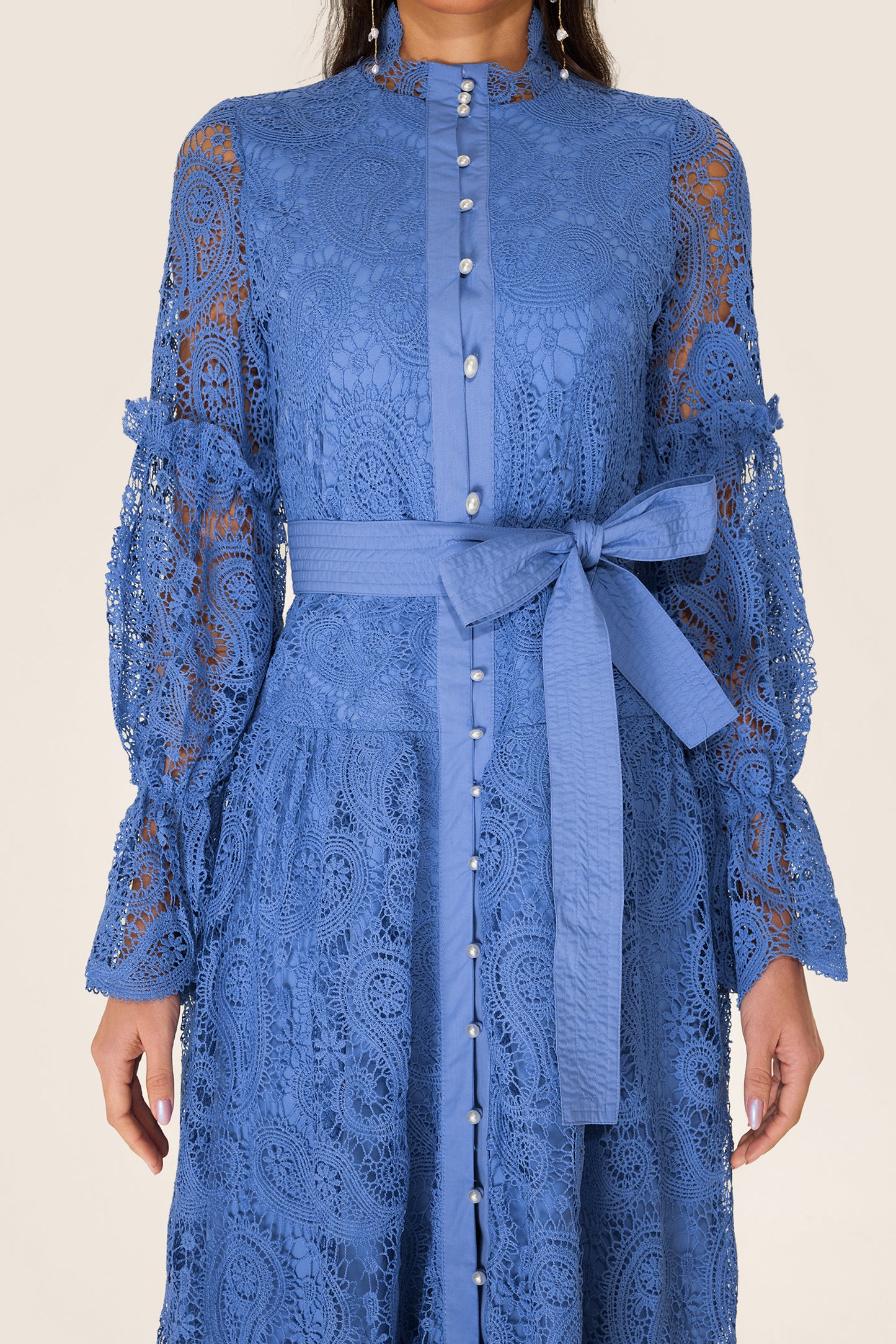 Vestido midi de encaje con abertura y botonadura sencilla