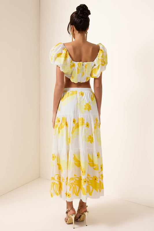 Conjunto de top bordado con hombros descubiertos y vestido midi de cintura alta