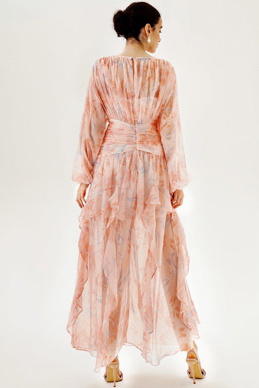 Vestido largo rosa con mangas largas abullonadas y bajo con volantes escalonados