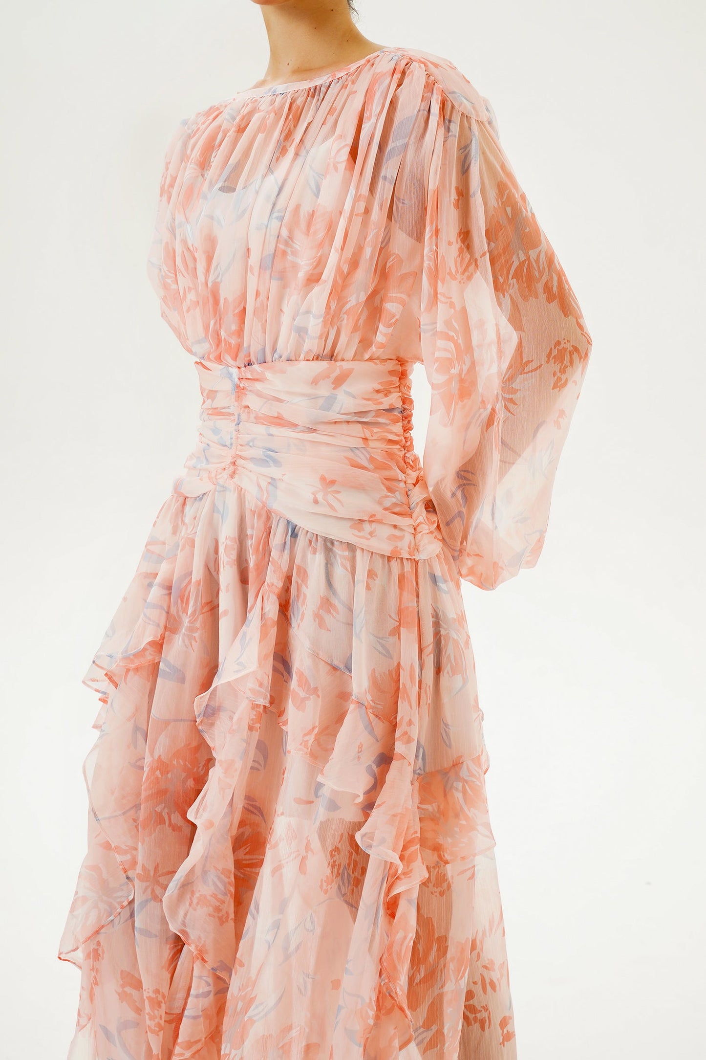 Vestido largo rosa con mangas largas abullonadas y bajo con volantes escalonados