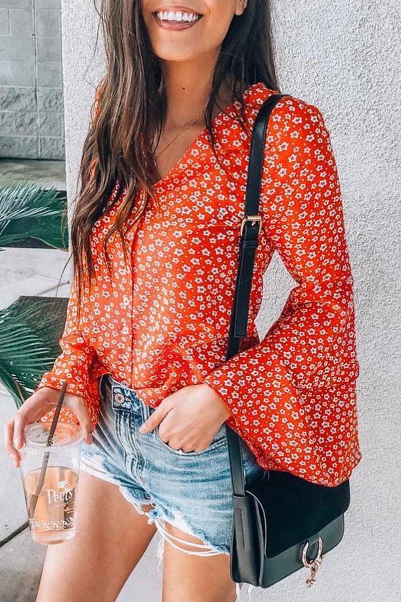 Blusa con cuello en V, estampado floral y mangas acampanadas