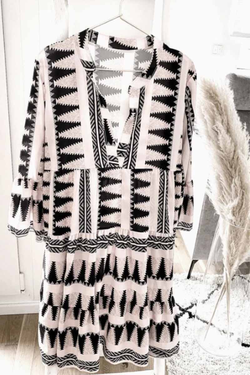 Minivestido con cuello en V y estampado geométrico