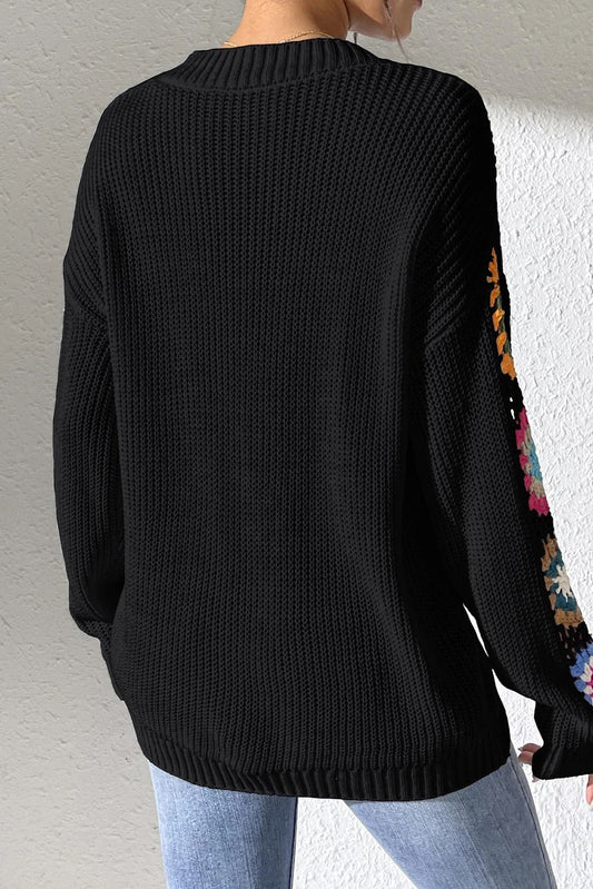 Suéter negro de cuello en V con flores de crochet