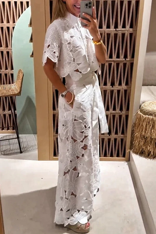 Conjunto de camisa corta con encaje floral y pantalones anchos con bolsillos y cinturón que redefinen la elegancia