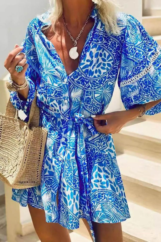 Vestido corto de resort con cuello alto y estampado recto de moda