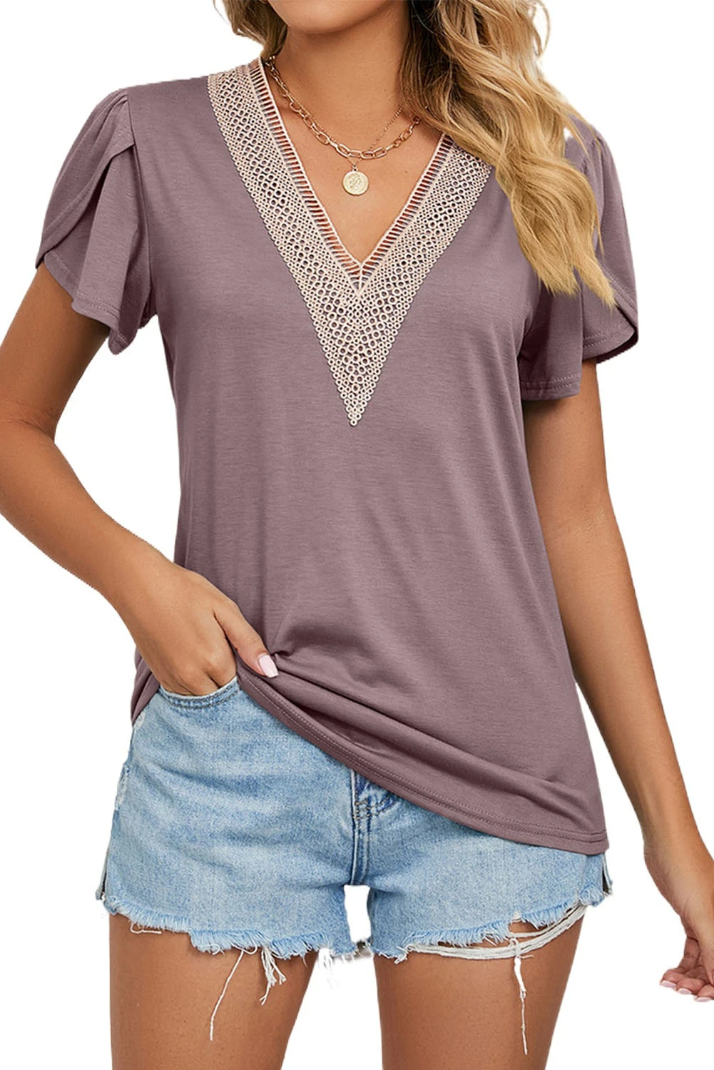 Camiseta morada estilo bohemio con cuello en V y mangas de pétalos