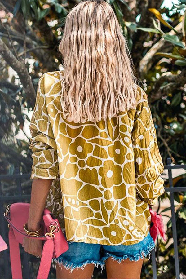 Blusa con cuello en V y estampado floral abstracto de jengibre