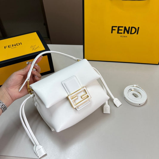 FENDI MAMMA BAGUETTE MEDIUM WHITE 18CM 8BS105ABVEF0K7E