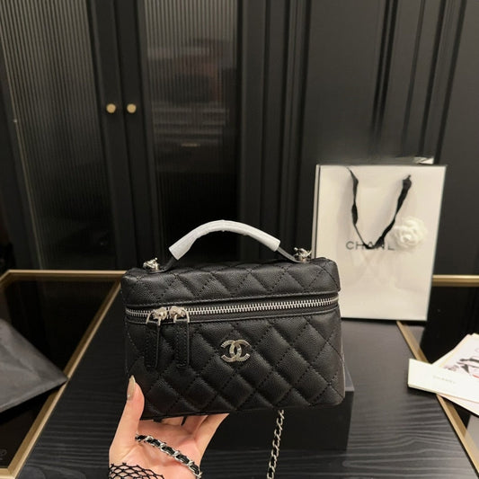 CHANEL 25C MATELASSE VANITY WHITE 19CM