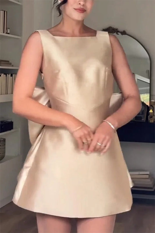 Vestido corto Ultimate Muse de satén con escote cuadrado y detalle de lazo extragrande