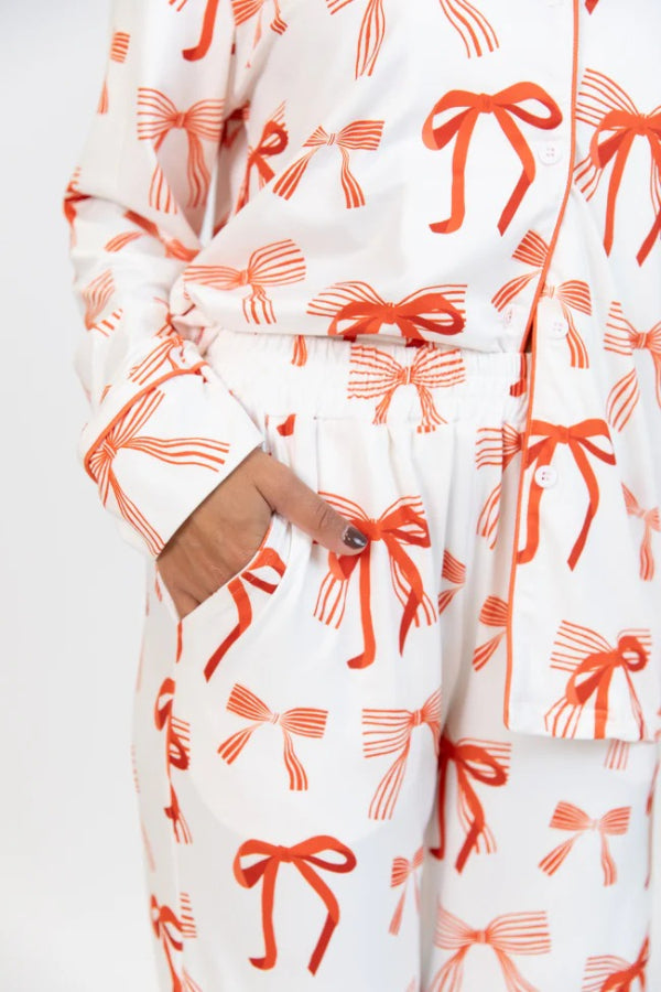 Conjunto de camisa de manga larga con estampado de lazo navideño y pantalón con bolsillo en la cintura elástica