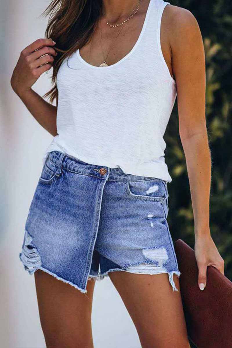 Shorts de mezclilla rotos y reparados
