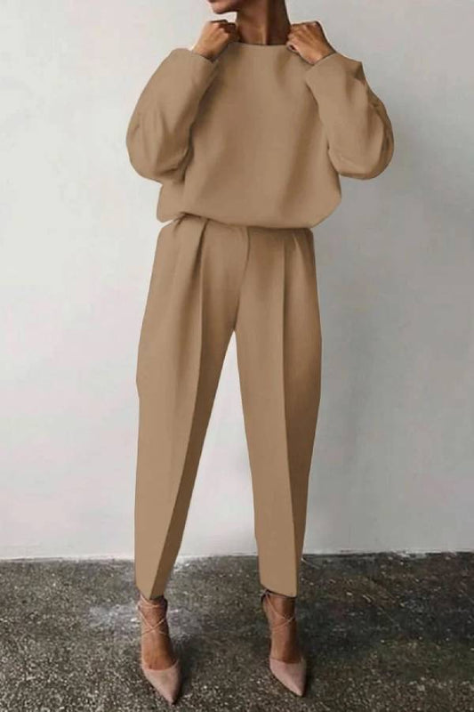 Traje informal de pantalón de tubo con cuello redondo y color liso