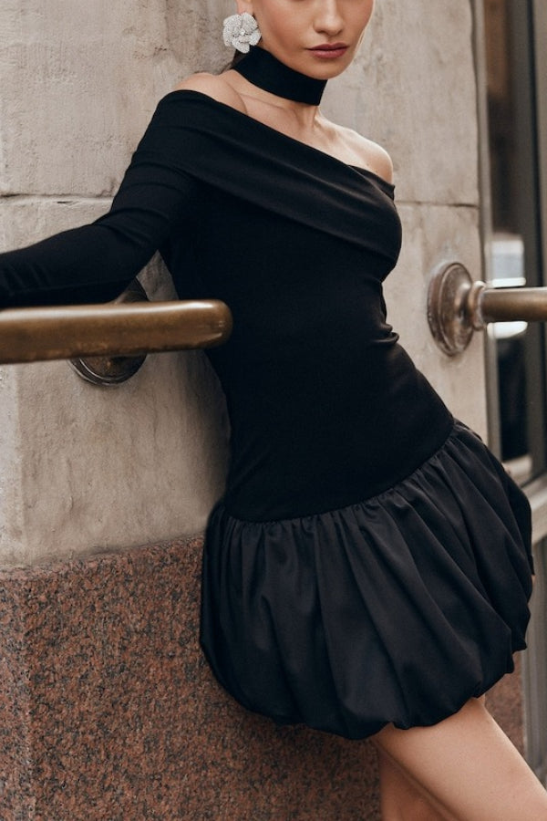 Vestido mini abullonado con manga larga y hombros descubiertos