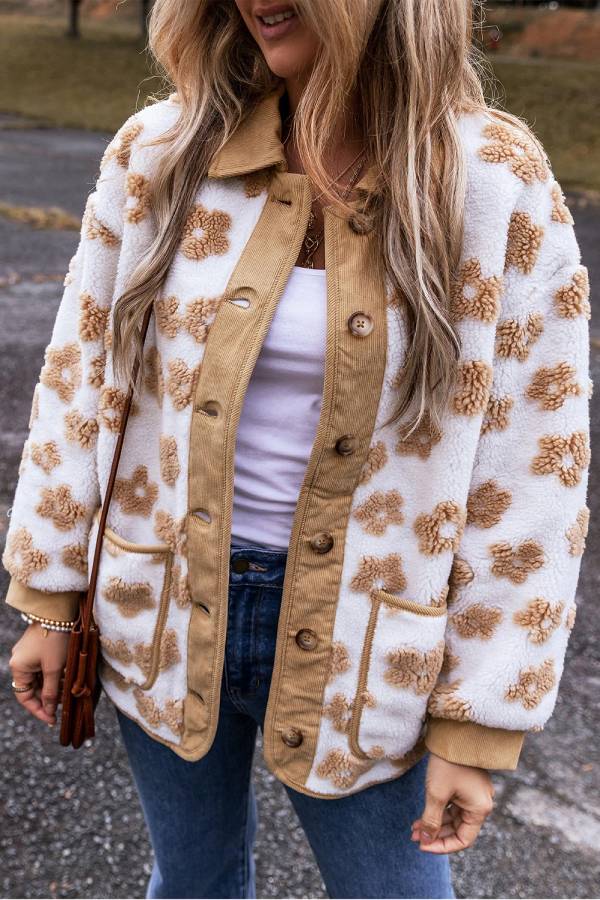 Chaqueta polar con botones y estampado floral en beige francés claro
