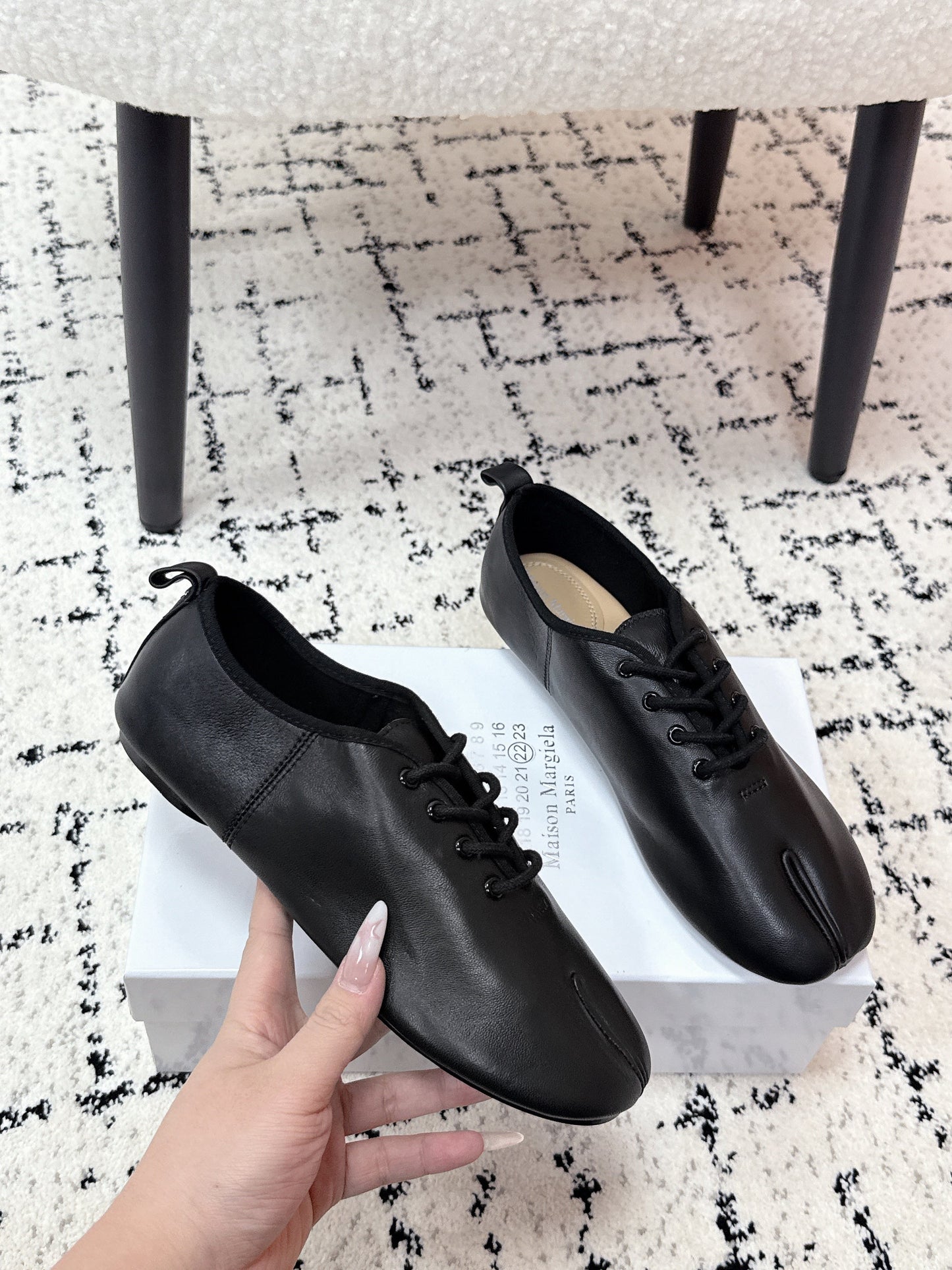 MM Tabi 6-Point Toe Lace-up Shoes Black Calfskin 558423