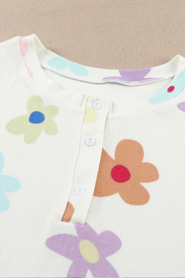 Conjunto de ropa de estar por casa con top henley con estampado floral blanco y pantalones cortos con cordón ajustable