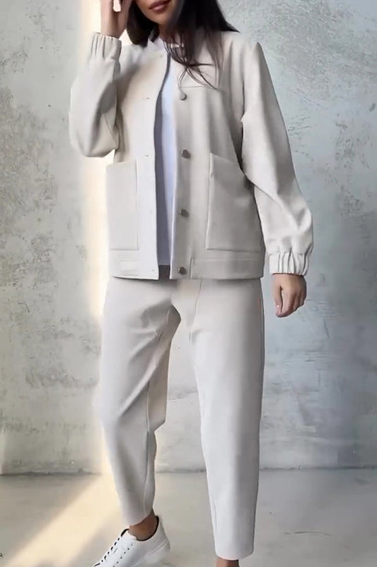 Conjunto de pantalón casual y top holgado de manga larga con bolsillos y botones en color liso