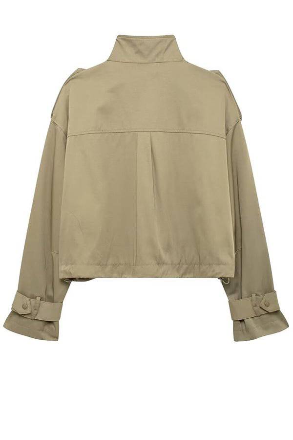 Chaqueta holgada con cremallera estilo cargo y bolsillos con detalles de correa con dije clásico