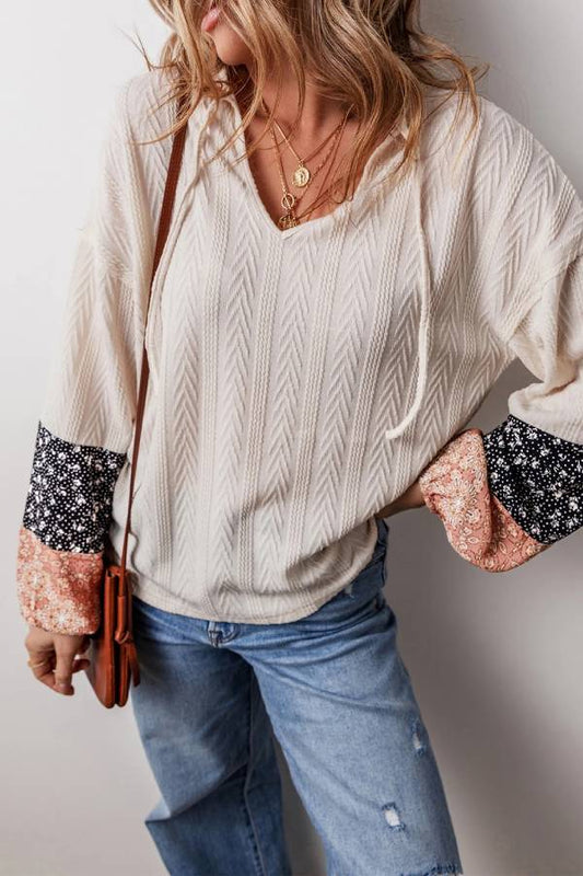 Top de cuello en V con cordón texturizado y patchwork floral beige