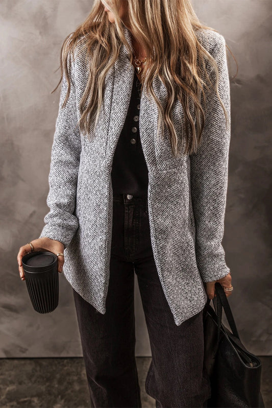 Chaqueta larga con bolsillos y cuello de solapa gris claro