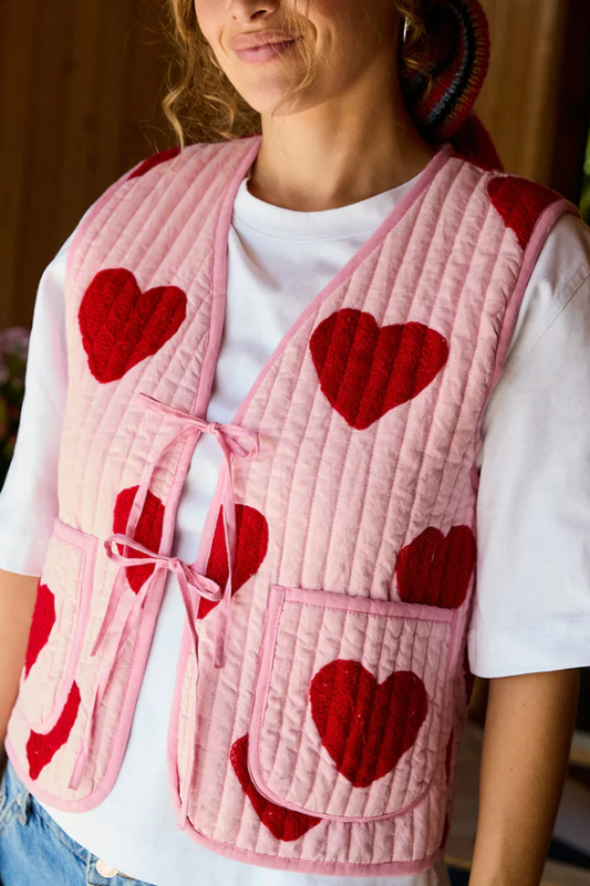 Chaleco con cordones y estampado de corazones rojos