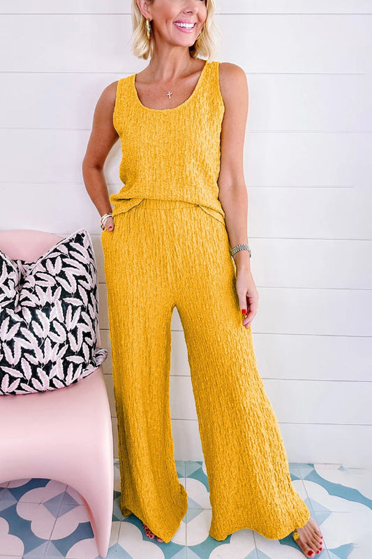 Conjunto de camiseta amarilla arrugada con cuello en U y pantalones anchos