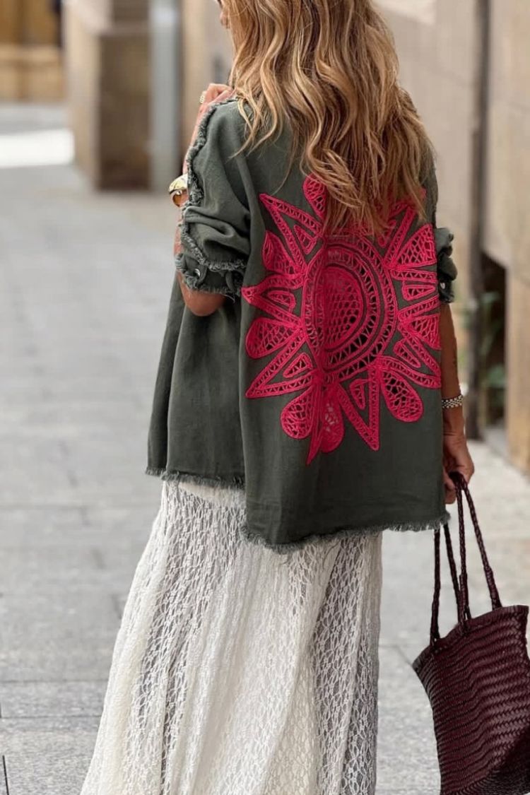 Camisa vaquera verde caqui con mandala de crochet rosa