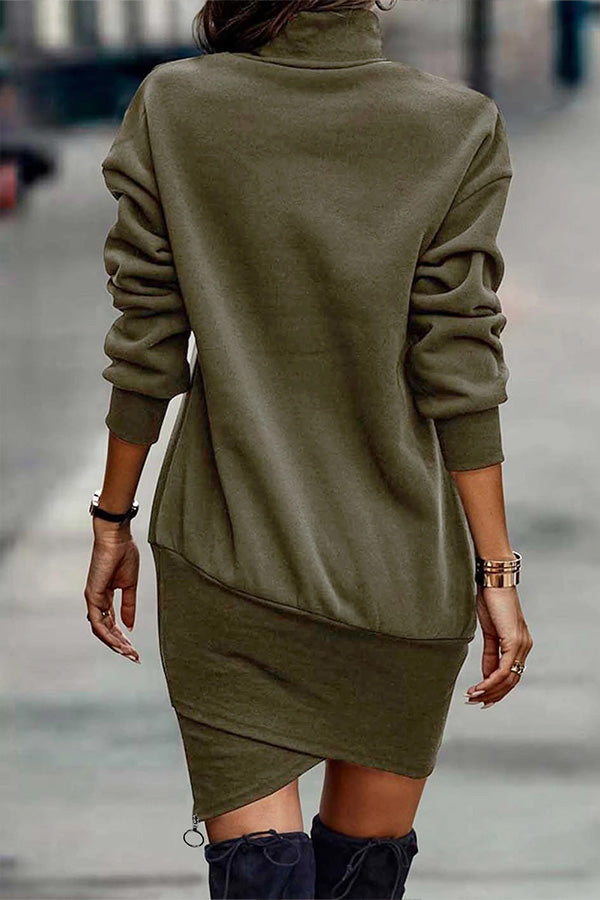 Vestido corto cruzado de manga larga y cuello alto