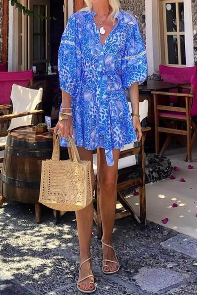 Vestido corto de resort con cuello alto y estampado recto de moda
